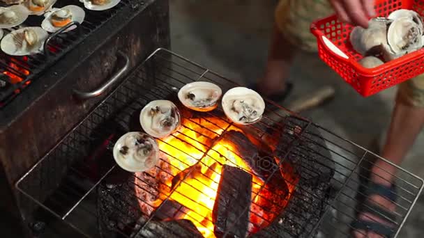 Tikje shot van een proces van koken zeevruchten op een barbecue op een Aziatische avondmarkt — Stockvideo
