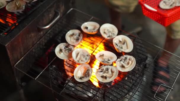 Bir işlem bir Asya gece Pazar Barbekü üzerinde pişirme deniz ürünleri kadeh Slowmotion — Stok video