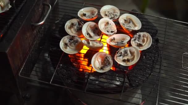 아시아 밤 시장에 바베 큐에 요리 해산물의 과정의 Slowmotion 샷 — 비디오