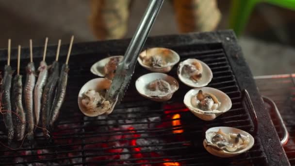 Slowmotion skott av en process av matlagning skaldjur på en grill på en asiatisk nattmarknad — Stockvideo