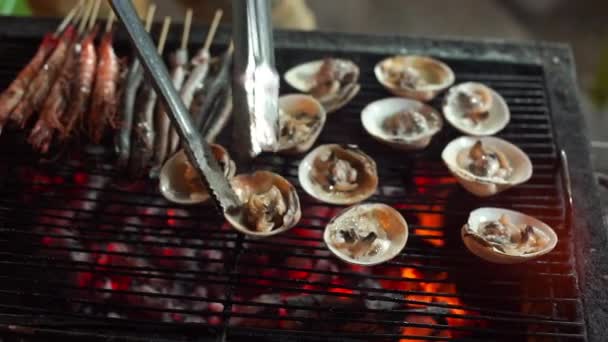 Zeitlupenaufnahme eines Prozesses beim Kochen von Meeresfrüchten auf einem Grill auf einem asiatischen Nachtmarkt — Stockvideo