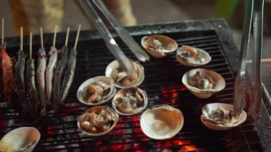 Bir işlem bir Asya gece Pazar Barbekü üzerinde pişirme deniz ürünleri kadeh Slowmotion