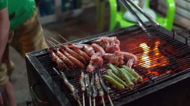 Bir işlem bir Asya gece Pazar Barbekü üzerinde pişirme deniz ürünleri kadeh Slowmotion