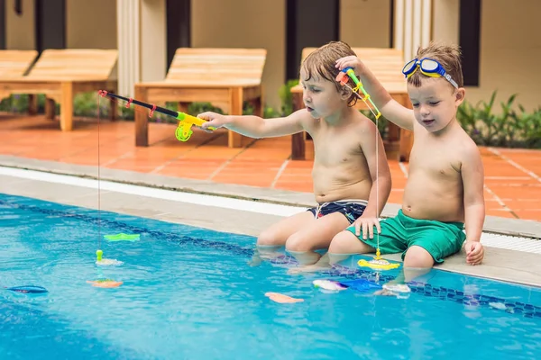 Dva Malé Roztomilé Chlapce Chytání Hračky Ryb Bazénu — Stock fotografie