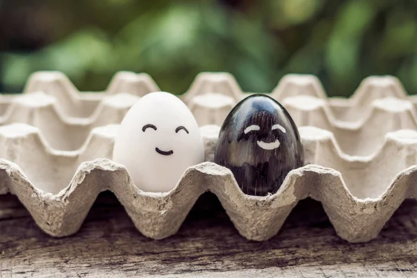 Interrassische Ehe Konzept. Schwarzes und weißes Ei als Paar d — Stockfoto