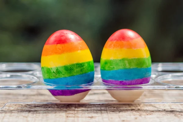 Dos huevos están coloreados en los colores del arco iris como una bandera de g — Foto de Stock