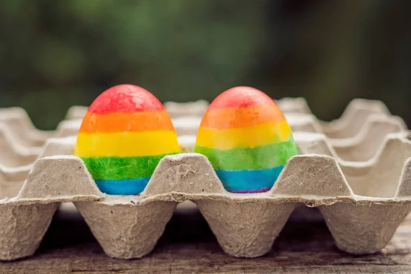Dos huevos están coloreados en los colores del arco iris como una bandera de g — Foto de Stock