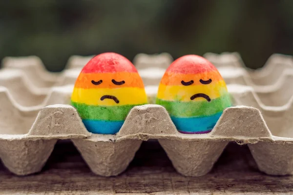 Dos huevos están coloreados en los colores del arco iris como una bandera de g — Foto de Stock