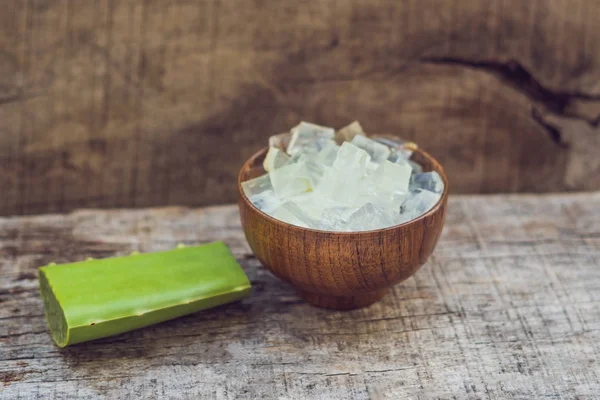 Aloe vera dan aloe cubes dalam mangkuk kayu. Aloe Vera gel hampir digunakan dalam industri makanan, obat-obatan dan kecantikan — Stok Foto