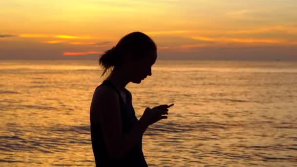 Femme Avec Téléphone Coucher Soleil Mer Vagues Panorama Arrière Plan — Video