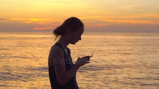 Vrouw Met Telefoon Zonsondergang Zee Golven Panorama Achtergrond — Stockvideo
