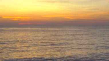 Deniz dalgaları panorama üzerinden günbatımı gökyüzü