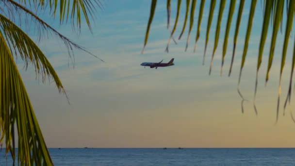 Puesta Sol Una Playa Tropical Vista Sobre Mar Con Una — Vídeos de Stock