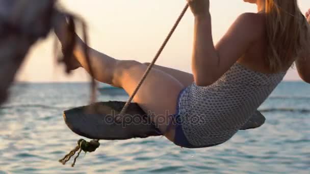 Mulher feliz balançando em um balanço de corda com um paraíso mar tropical no fundo — Vídeo de Stock