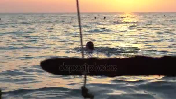 Mulher Feliz Nadando Relaxando Por Balanço Corda Com Paraíso Mar — Vídeo de Stock