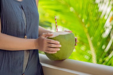 güzel erkek cevizine yeşil bir arka plan üzerinde eller. Hindistan cevizi su kavramı faydaları.