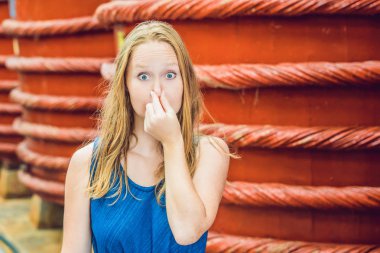 Kadın nasıl kokuyor balık üzerinde Phu Quoc, Vietnam sos gösterir.