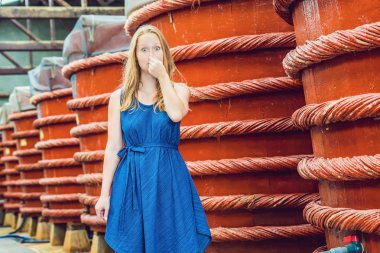 Kadın nasıl kokuyor balık üzerinde Phu Quoc, Vietnam sos gösterir.