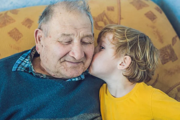 Retrato Menino Feliz Beijando Vovô Feliz Casa — Fotografia de Stock