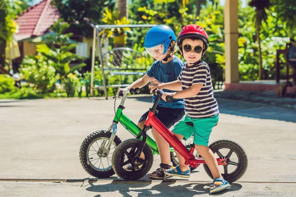 Двое Маленьких Мальчиков Веселятся Велосипеде Balance Bike Тропической Дороге — стоковое фото