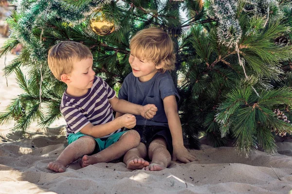 Dwóch Chłopców Obchodzi Boże Narodzenie Plaży — Zdjęcie stockowe