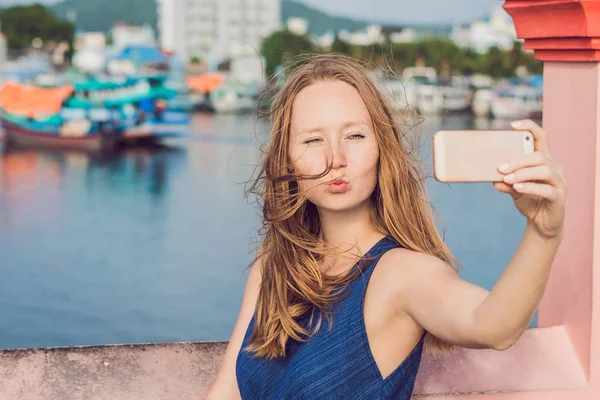 Vacker Ung Glad Kvinna Tar Selfie Mot Bakgrund Havet Och — Stockfoto