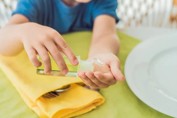 Pojke Med Tvätta Hand Sanitizer Gel Caféet — Stockfoto