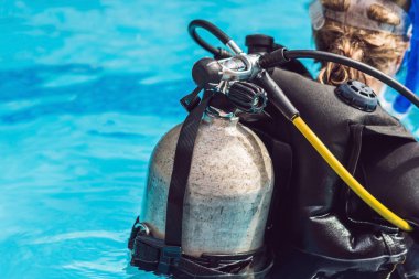 gri tüplü dalış hava oksijen tankı arka tarafındaki bir scuba diver.