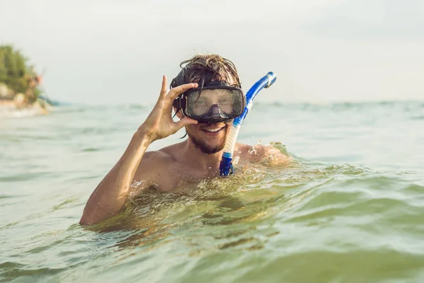 Homem Com Uma Máscara Snorkel Vai Mergulhar Mar — Fotografia de Stock