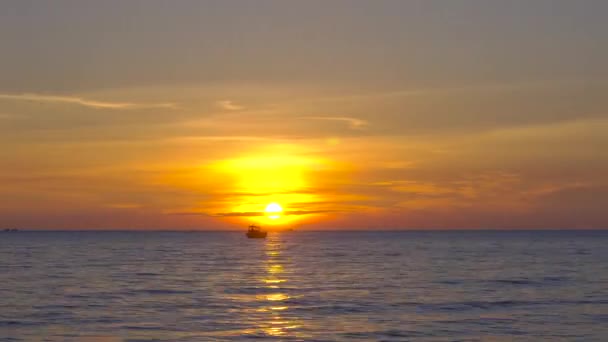 太陽に近い釣りボートのシルエットと熱帯のビーチに夕日のタイムラプス ショット — ストック動画