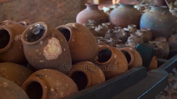 Exposição no museu nacional em Phu Quoc ilha Vietnã - barco antigo cheio de jarros de cerâmica — Vídeo de Stock