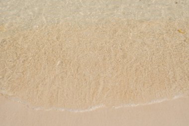 Güzel atoll, güneşli tropikal sahne, Adaları, plaj beyaz kum ve lagün ile.