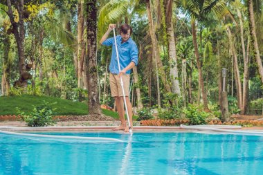 Yüzme Havuzu temiz. Yüzme havuzları, güneşli için ekipman temizleme ile mavi gömlekli adam.
