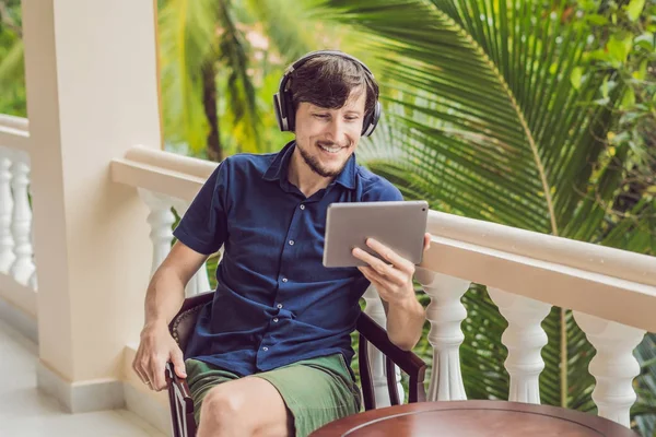 Adam Arkadaşlar Aile Ile Bir Tablet Terasta Oturan Kablosuz Kulaklık — Stok fotoğraf