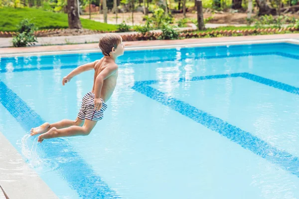 Mutlu Çocuk Çocuk Havuza Atlama — Stok fotoğraf