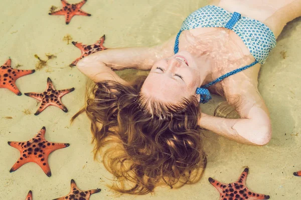 Jeune Femme Dans Mer Avec Des Étoiles Mer Rouges — Photo