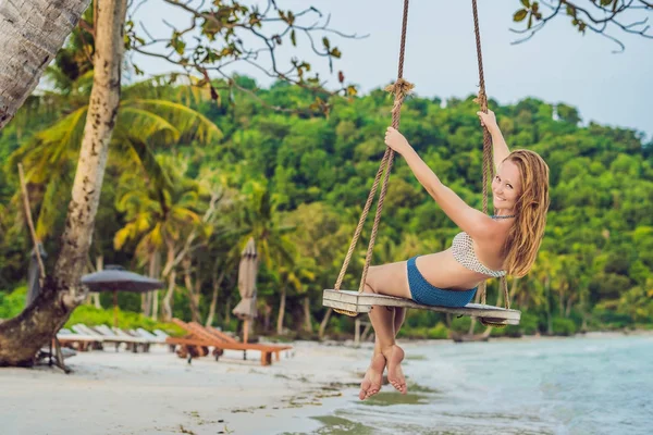 Concetto Vacanza Felice Giovane Donna Seduta Swing Godendo Vista Mare — Foto Stock