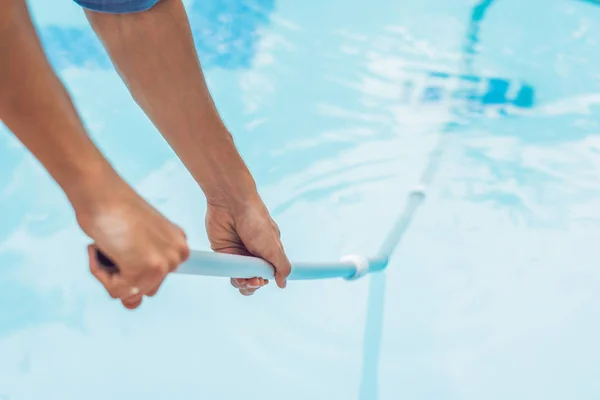 Limpiador de la piscina. Hombre en una camisa azul con limpieza —  Fotos de Stock