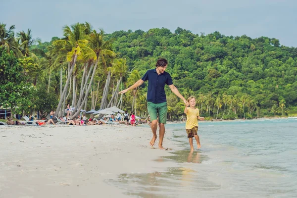 Dad Plays His Son Sea — Stock Photo, Image