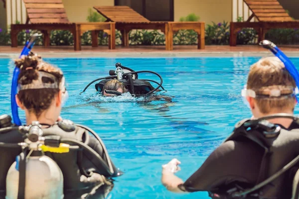 Diving Instructor Students Instructor Teaches Students Dive — Stock Photo, Image