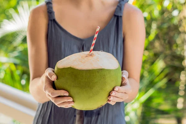 여성에서 코코넛 배경에 코코넛 개념의 — 스톡 사진