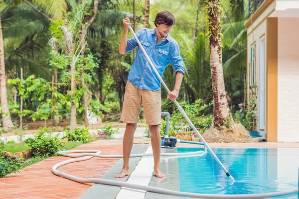 Pulitore Della Piscina Uomo Camicia Blu Con Attrezzatura Pulizia Delle — Foto Stock