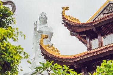 Güzel Budist tapınağı yamaca Phu Quoc, Vietnam.