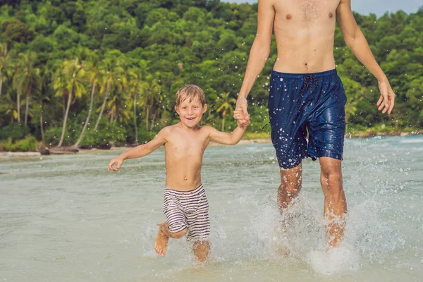 Papà Gioca Con Suo Figlio Mare — Foto Stock