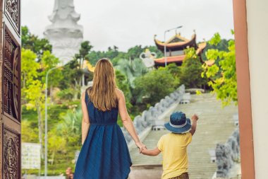 Mutlu turist anne ve oğlu Pagoda içinde. Asya kavramı için seyahat. Bir bebek kavramı ile seyahat.