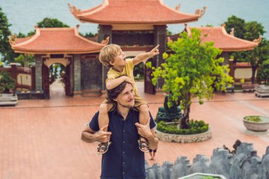 Mutlu turist baba ve oğul Pagoda içinde. Asya kavramı için seyahat. Bir bebek kavramı ile seyahat.