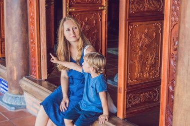Mutlu turist anne ve oğlu Pagoda içinde. Asya kavramı için seyahat. Bir bebek kavramı ile seyahat.