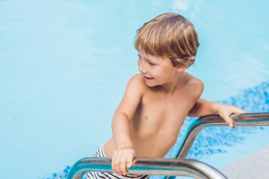 Havuzda etkinlikler, yüzen ve oynayan çocuklar, su, mutluluk ve yaz zamanı.