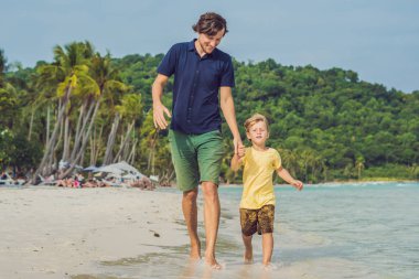 Baba ile oğlu deniz çalış.