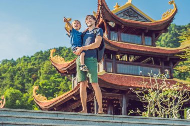 Güzel Budist tapınağı yamaca Phu Quoc, Vietnam.